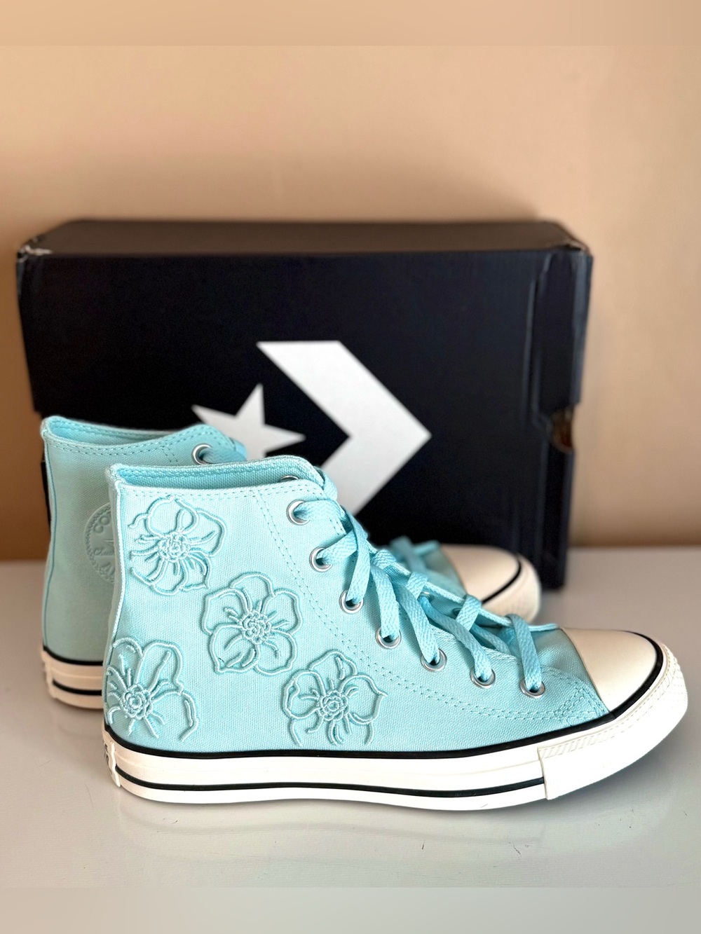 CONVERSE CHUCK TAYLOR ALL STAR WOMEN'S 8 EMBROIDERED FLORAL HIGH TOPS NEW W/BOX